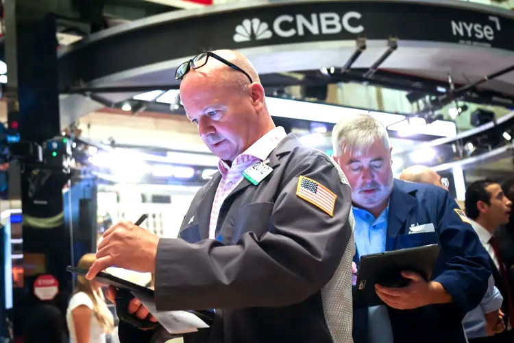 Dow Jones lập mức đóng cửa cao nhất lịch sử khi dòng tiền chuyển mạnh sang nhóm tài chính và y tế, bất chấp áp lực bán tháo tại các cổ phiếu bán dẫn