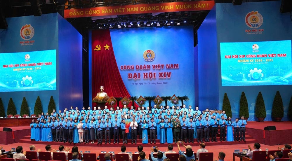 Ủy viên Bộ Chính trị, Thủ tướng Chính phủ Lê Minh Hưng thay mặt lãnh đạo Đảng, Nhà nước tặng hoa chúc mừng Ban chấp hành Tổng LĐLĐVN khóa XIV, nhiệm kỳ 2026 - 2031. Ảnh: Hữu Chánh Ủy viên Bộ Chính trị, Thủ tướng Chính phủ Lê Minh Hưng thay mặt lãnh đạo Đảng, Nhà nước tặng hoa chúc mừng Ban chấp hành Tổng LĐLĐVN khóa XIV, nhiệm kỳ 2026 - 2031. Ảnh: Hữu Chánh