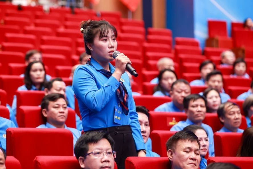 Đại biểu Nguyễn Thị Mai Chi, Chủ tịch Công đoàn cơ sở Công ty THHH, NewApparel Far Eastern, Liên đoàn Lao động tỉnh Đồng Nai, phát biểu về vấn đề tiền lương và phúc lợi tốt hơn để người lao động yên tâm cống hiến - Ảnh: VGP/Nhật Bắc Đại biểu Nguyễn Thị Mai Chi, Chủ tịch Công đoàn cơ sở Công ty THHH, NewApparel Far Eastern, Liên đoàn Lao động tỉnh Đồng Nai, phát biểu về vấn đề tiền lương và phúc lợi tốt hơn để người lao động yên tâm cống hiến - Ảnh: VGP/Nhật Bắc