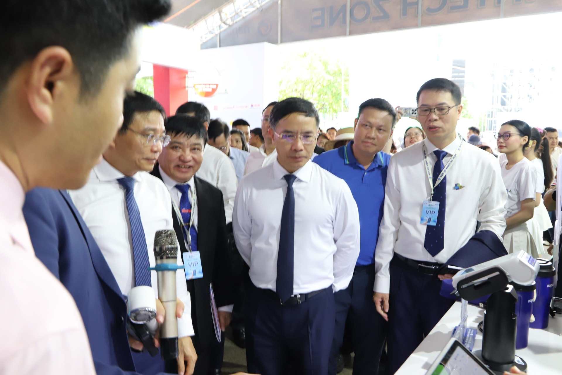 Phó thủ tướng Nguyễn Văn Thắng, Thống đốc Phạm Đức Ấn thăm gian hàng của các đơn vị