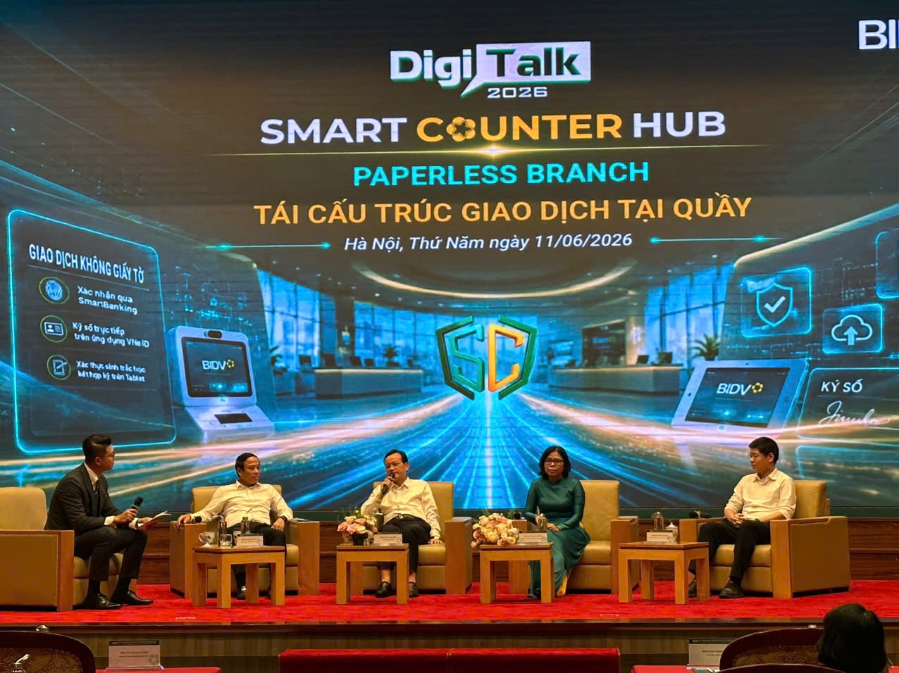 Các diễn giả tại Tọa đàm với chủ đề Smart Counter Hub- tái cấu trúc giao dịch tại quầy