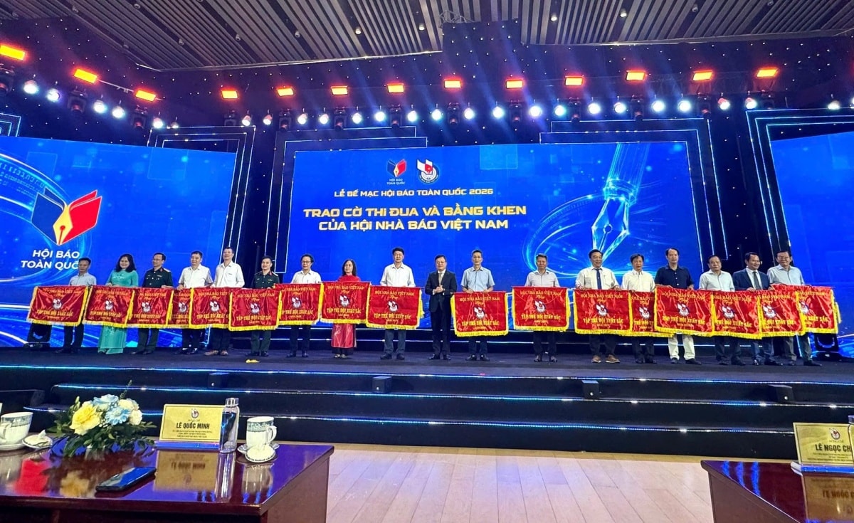 Trao cờ thi đua và bằng khen của Hội Nhà báo Việt Nam Trao cờ thi đua và bằng khen của Hội Nhà báo Việt Nam