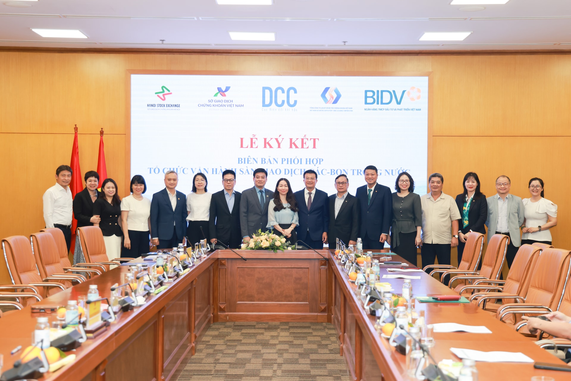 Đại diện các đơn vị tham dự Lễ ký kết chụp ảnh lưu niệm