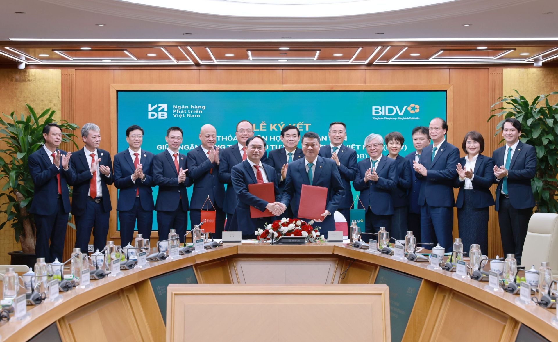 media.thuonghieucongluan.vn-uploads-2026-06-25-_tong-giam-doc-bidv-le-ngoc-lam-va-tong-giam-doc-vdb-dao-quang-truong-dai-dien-hai-ngan-hang-ky-ket-thoa-thu-1782389197.jpg