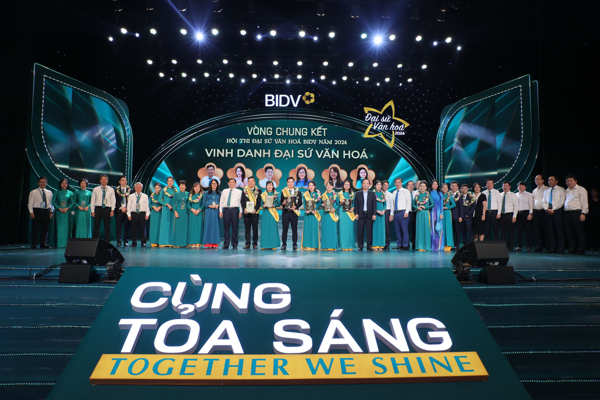 Ban Lãnh đạo BIDV chụp ảnh cùng Top 15 thí sinh xuất sắc nhất