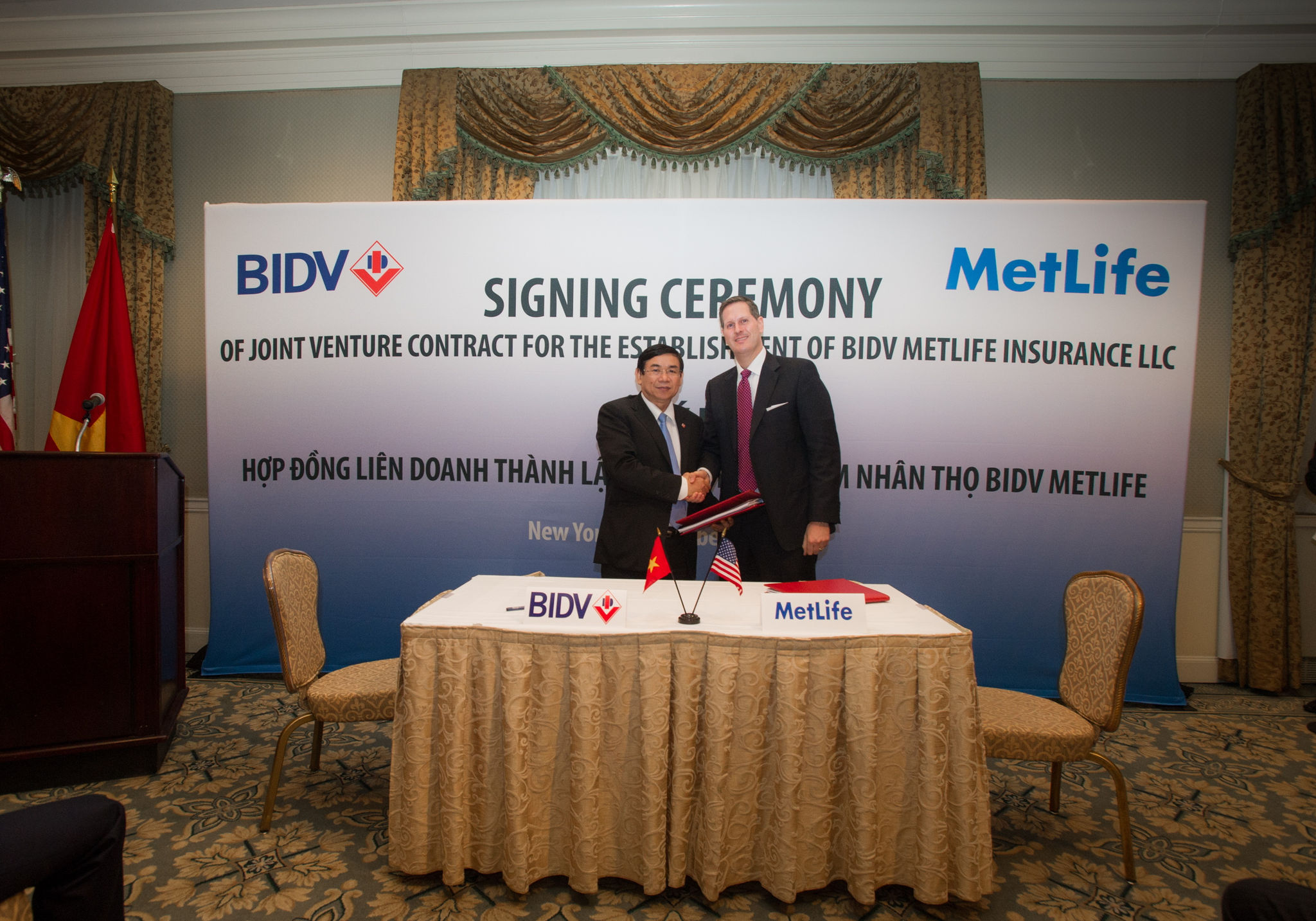 BIDV, BIC và MetLife đã ký hợp đồng liên doanh thành lập Công ty TNHH Bảo hiểm nhân thọ BIDV Metlife tại New York, tháng 9/2013.