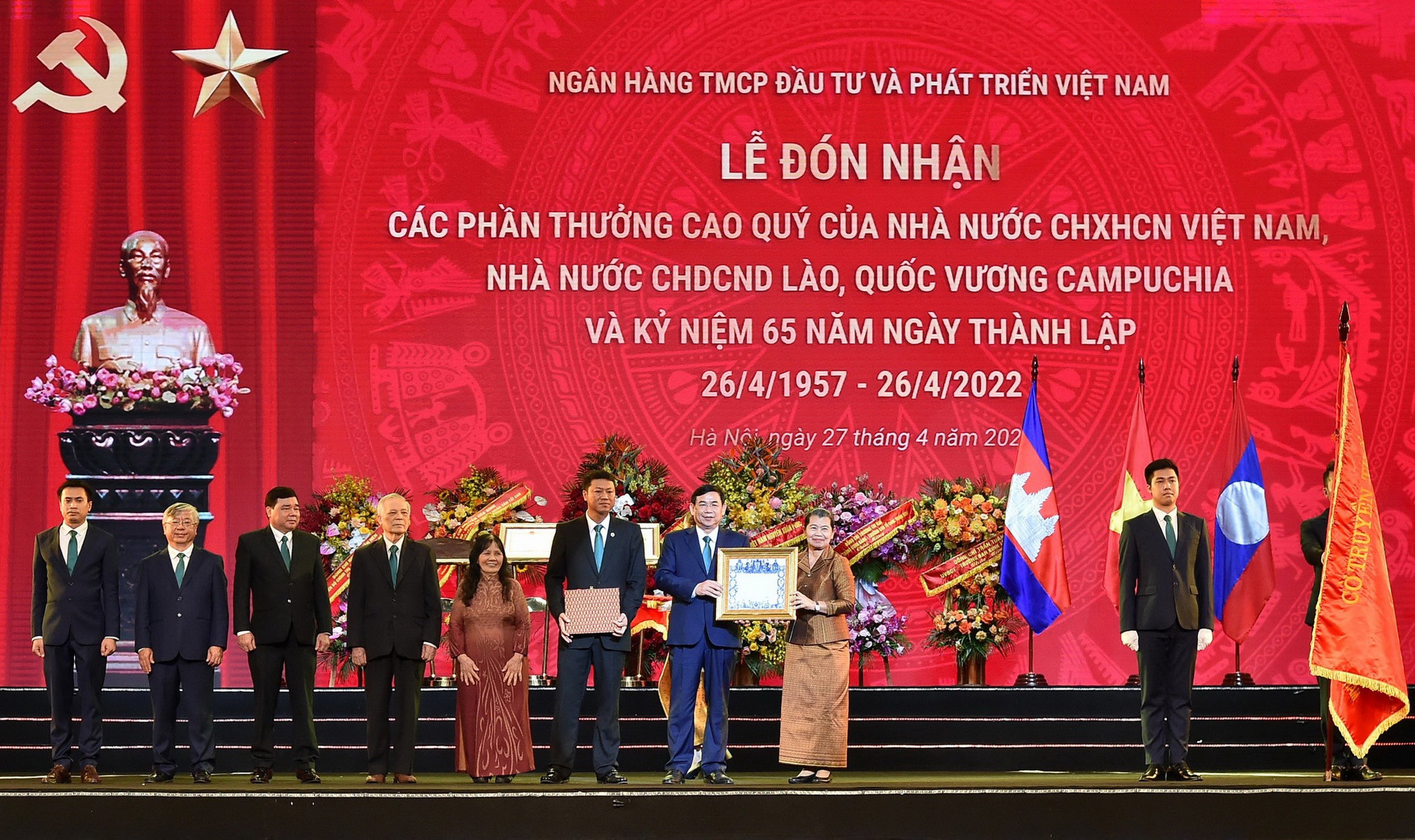 BIDV đón nhận Huân chương Huân chương Sahametrei hạng Moha Sena của Quốc vương Campuchia