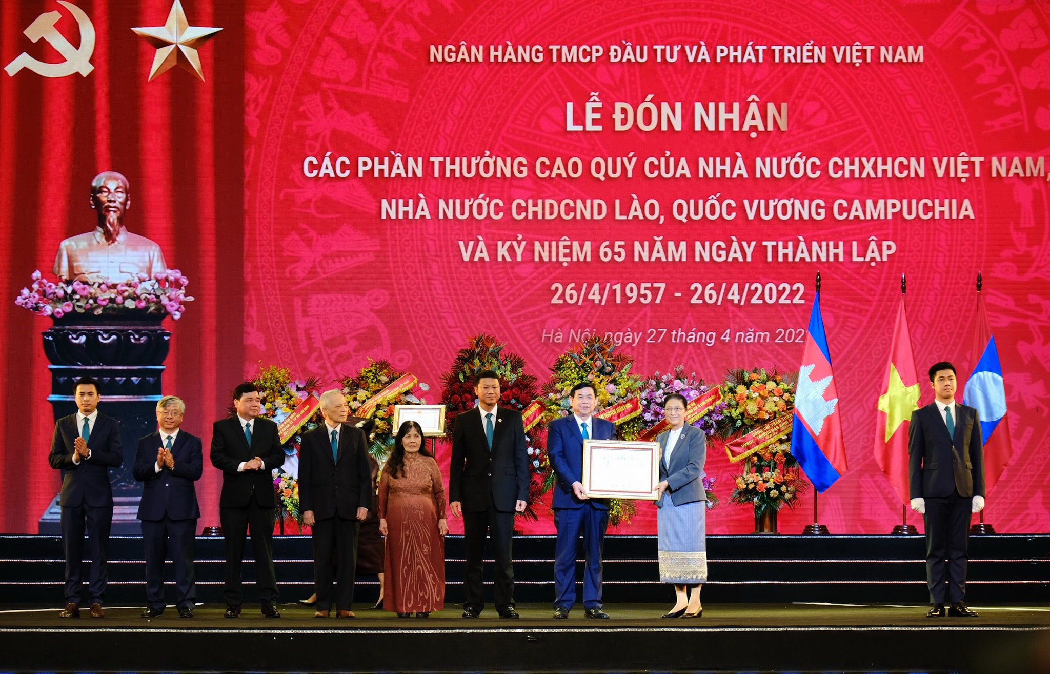 BIDV đón nhận Huân chương Huân chương Phát triển hạng Nhì của Nhà nước CHDCND Lào