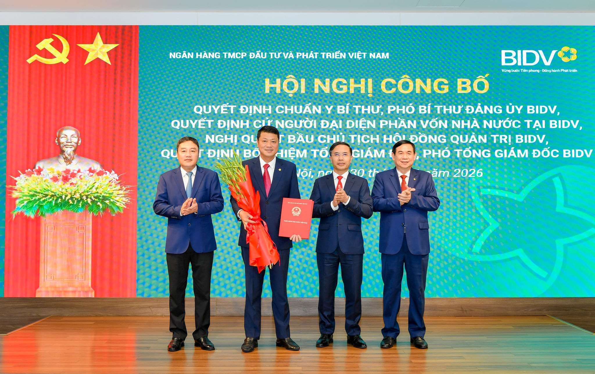 1 - Ông Lê Ngọc Lâm nhận các QĐ