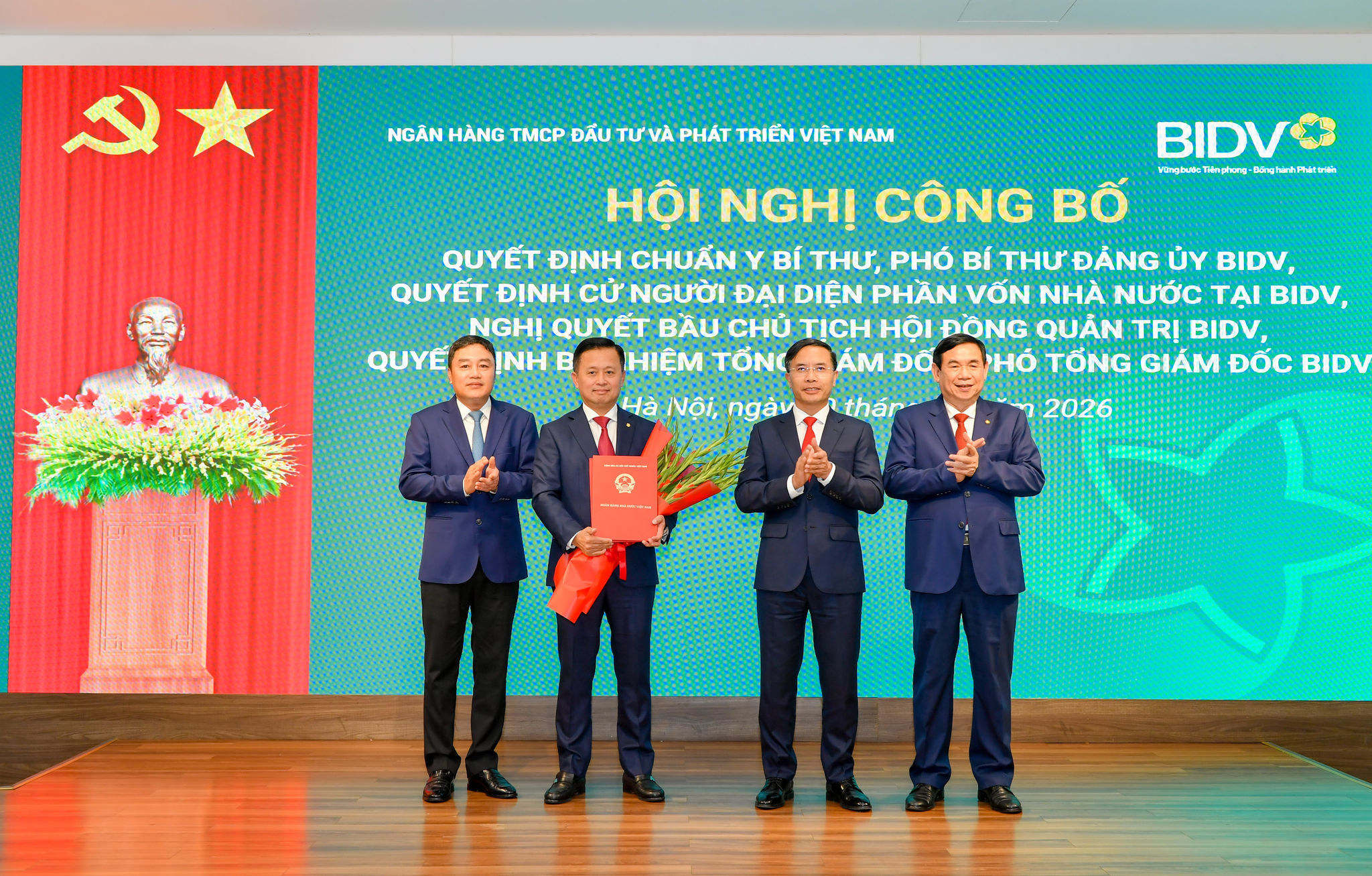 2 - Ông Hoàng Việt Hùng nhận các QĐ