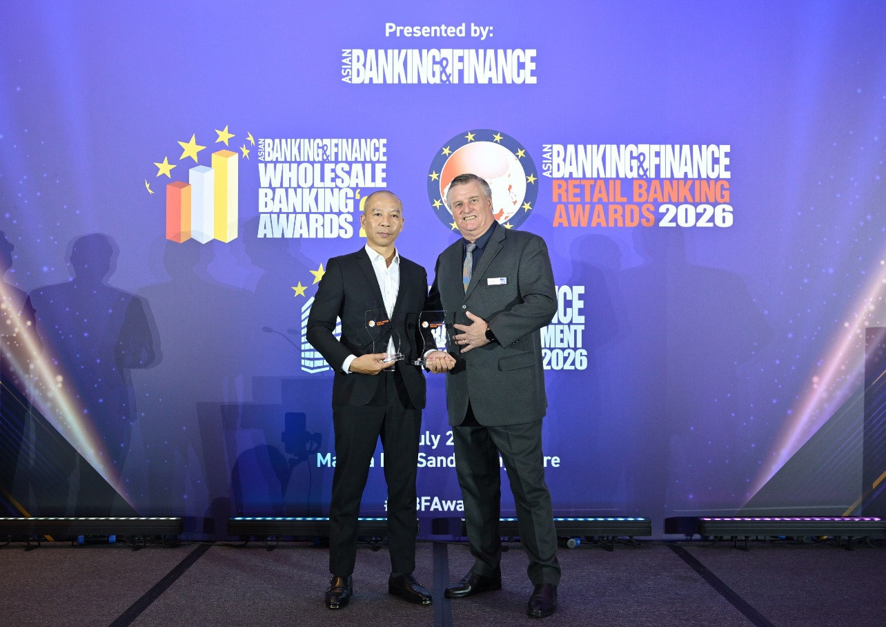 Ông Phạm Trần Long, Phó Tổng giám đốc F88, nhận hai giải thưởng từ ông Nick Atkinson, The Asian Banking & Finance, vào ngày 3/7/2026 tại Singapore Ông Phạm Trần Long, Phó Tổng giám đốc F88, nhận hai giải thưởng từ ông Nick Atkinson, The Asian Banking & Finance, vào ngày 3/7/2026 tại Singapore