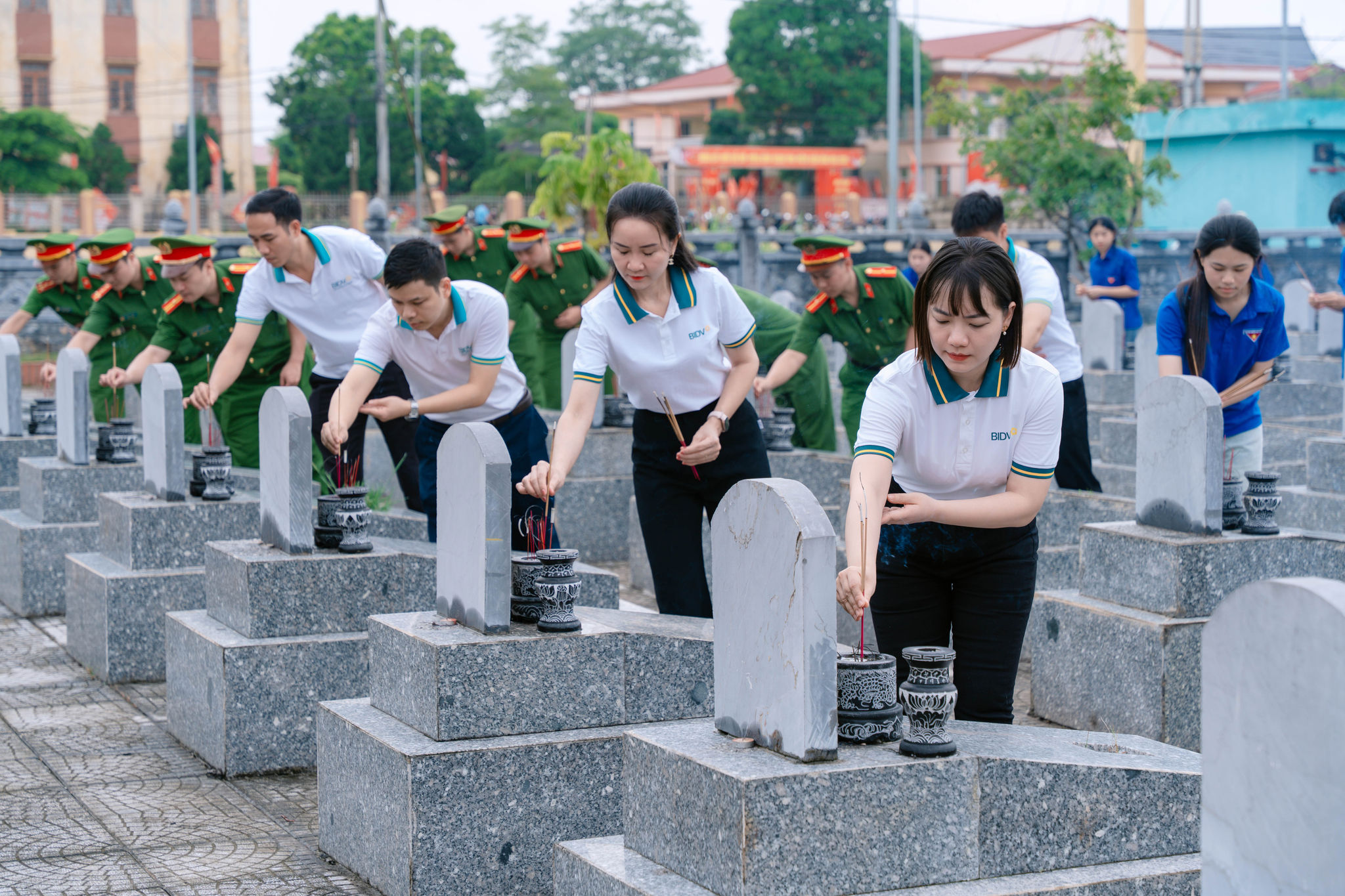 Dang huong tai nghia trang liet si