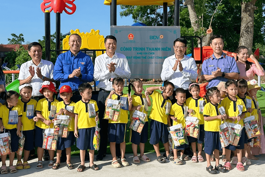 Thanh niên BIDV và Viện Kiểm sát Nhân dân tối cao trao tặng an sinh xã hội tại Quảng Trị 