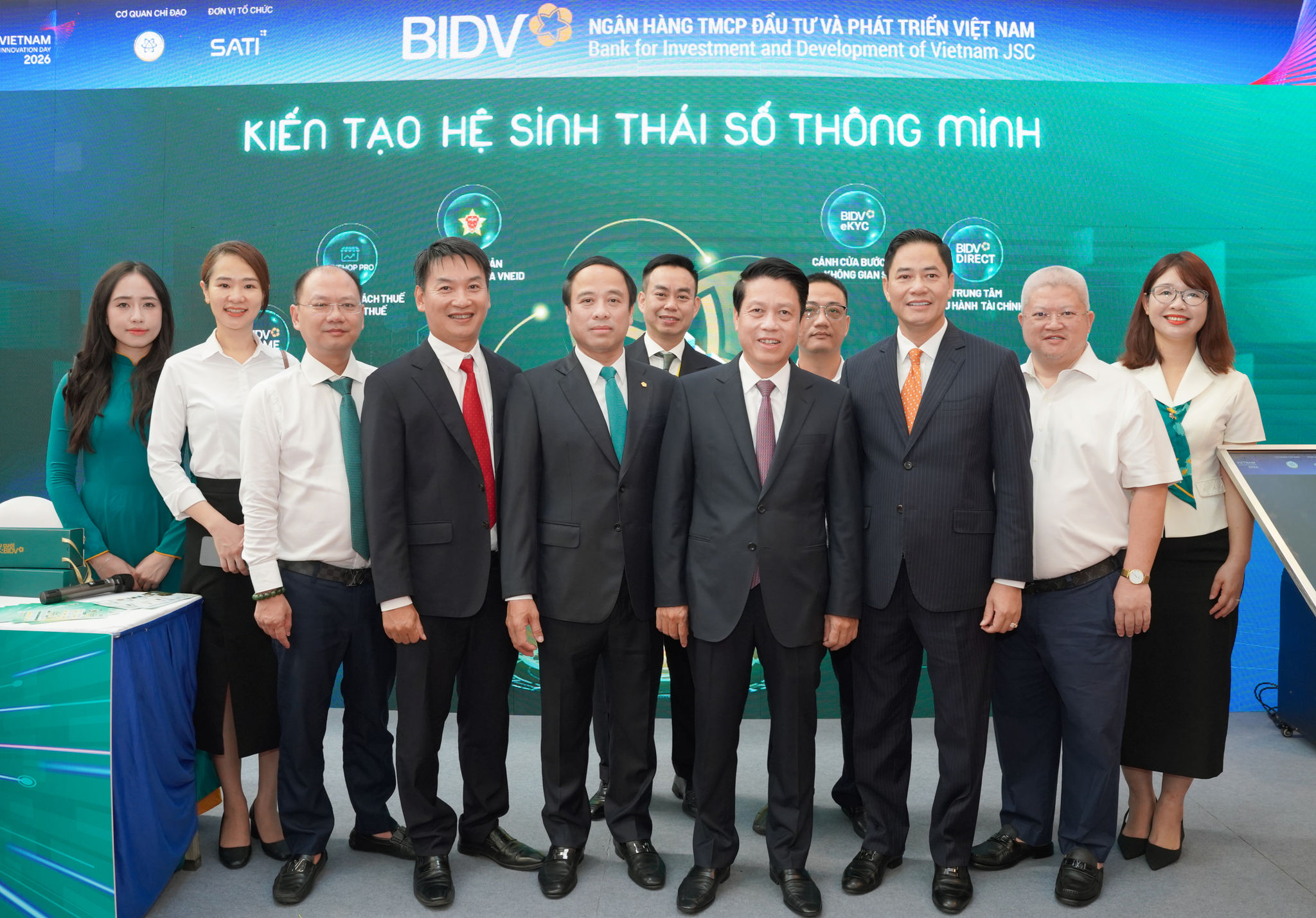 Phó Thống đốc Ngân hàng Nhà nước Việt Nam Phạm Tiến Dũng chụp ảnh lưu niệm cùng đoàn BIDV tham dự Diễn đàn.