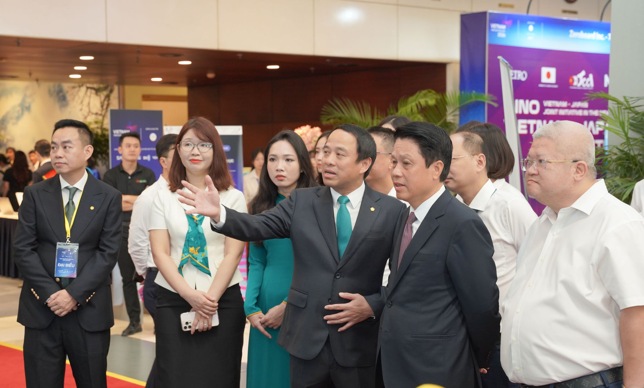 Phó Thống đốc Ngân hàng Nhà nước Việt Nam Phạm Tiến Dũng lắng nghe Phó Tổng Giám đốc BIDV Vũ Hoàng Dương giới thiệu kết quả ứng dụng công nghệ của BIDV.