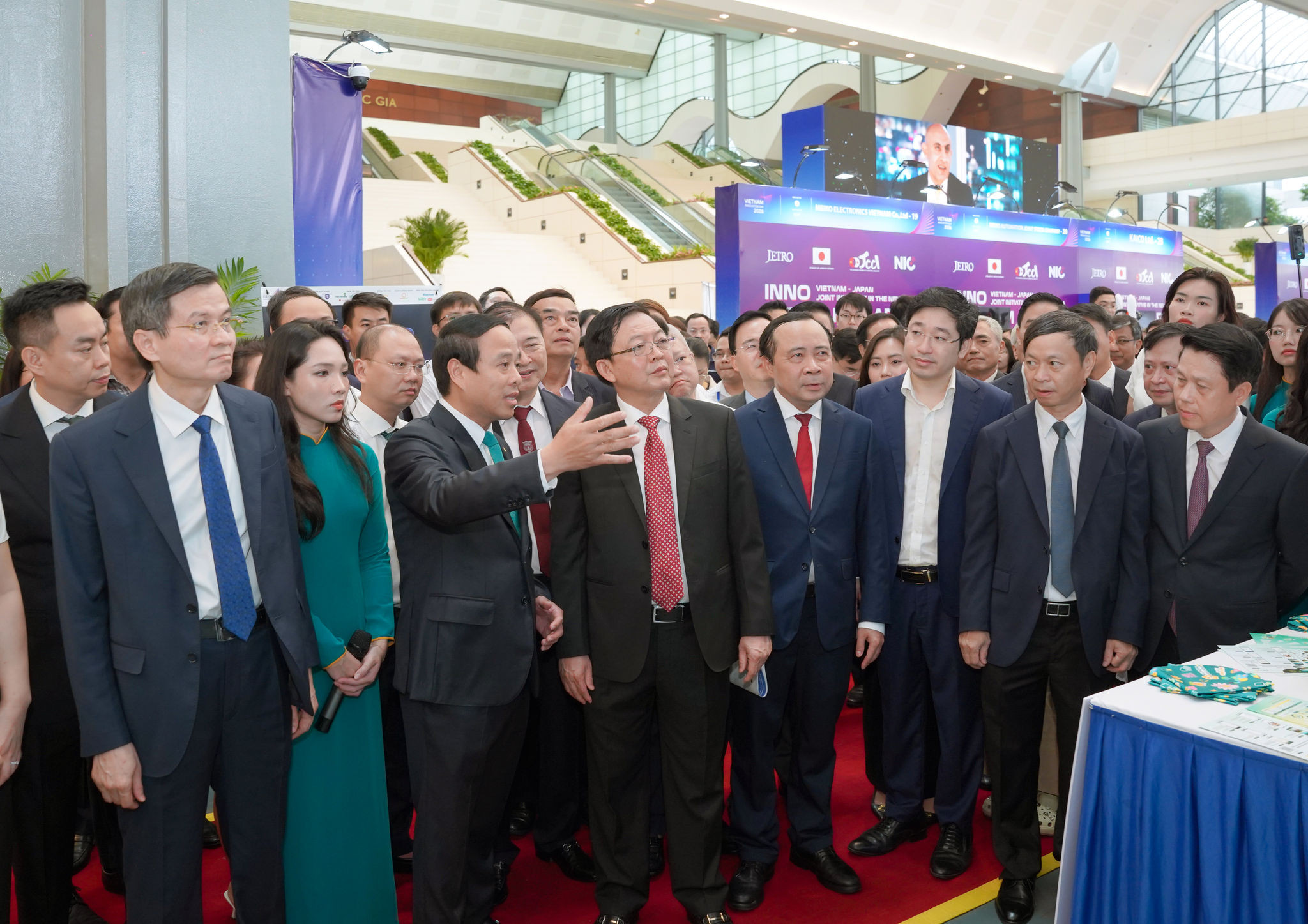 Phó Tổng Giám đốc BIDV Vũ Hoàng Dương giới thiệu các giải pháp công nghệ và hệ sinh thái số của BIDV tới Phó Thủ tướng Chính phủ Hồ Quốc Dũng và đoàn đại biểu tham quan gian hàng.