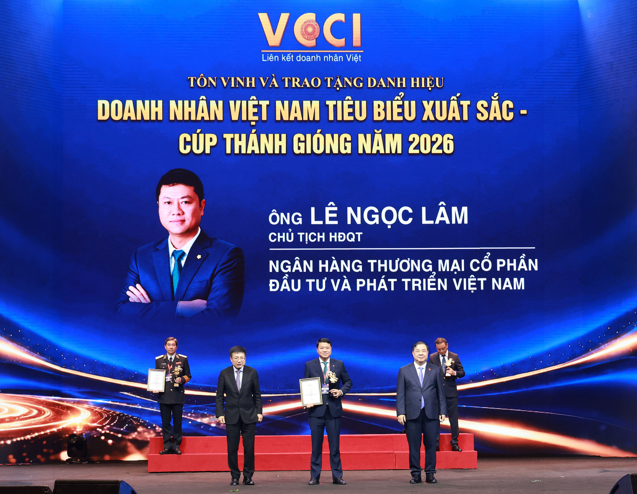Ông Lê Ngọc Lâm, Chủ tịch HĐQT BIDV, nhận Cúp Thánh Gióng và được vinh danh trong Top 10 Doanh nhân Việt Nam tiêu biểu năm 2026_2