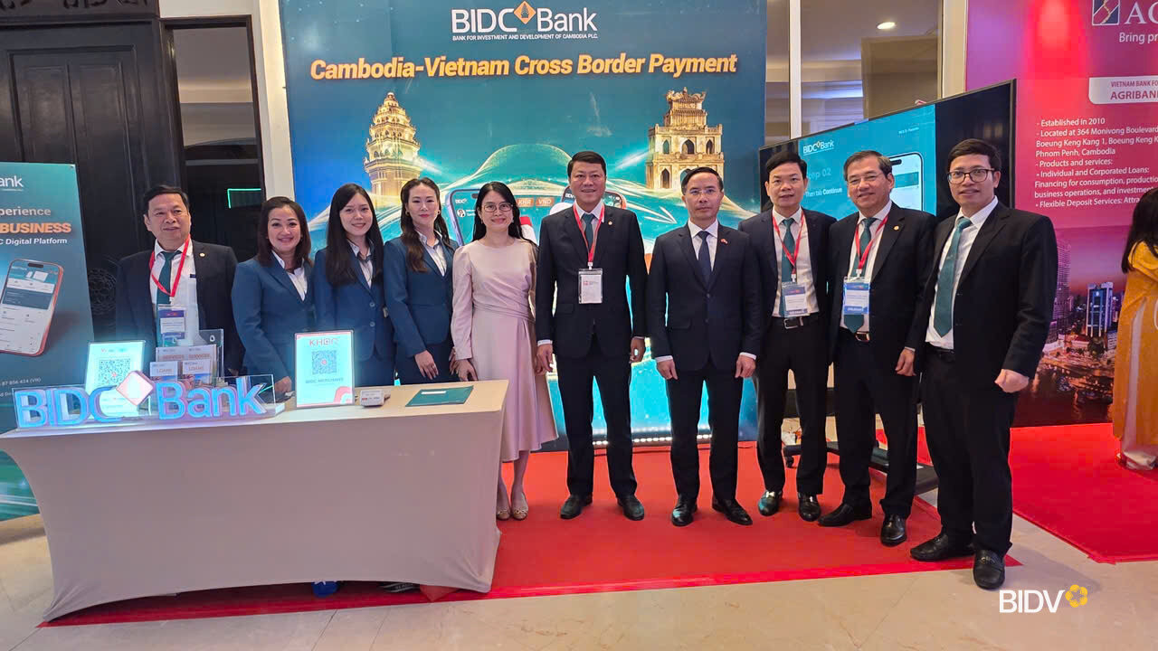 Thống đốc NHNN Phạm Đức Ấn và đoàn công tác chụp ảnh lưu niệm tại gian hàng triển lãm của BIDC