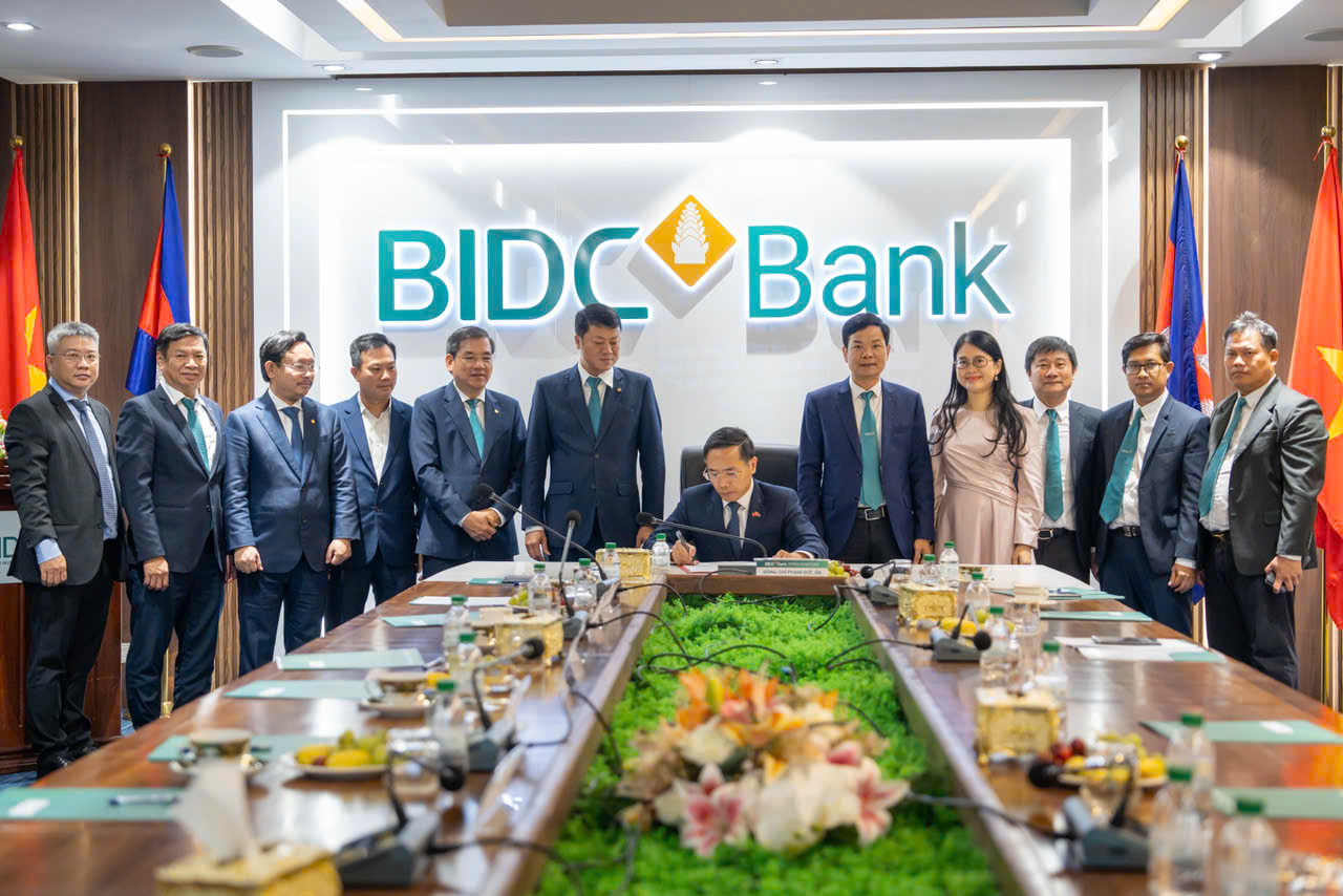 Thống đốc NHNN Phạm Đức Ấn viết lưu bút sổ vàng truyền thống của BIDC