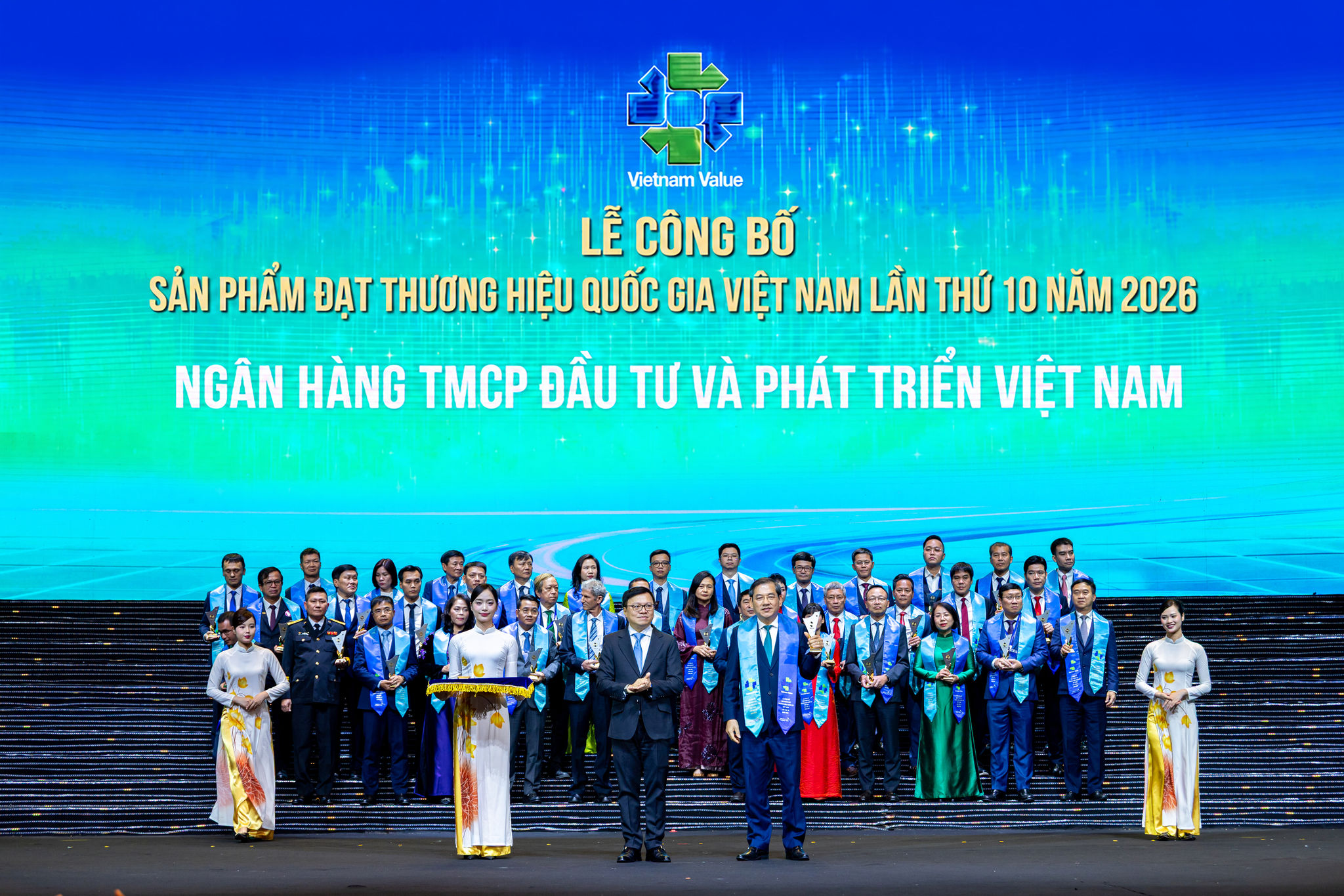Ủy viên HĐQT BIDV Đặng Văn Tuyên đại diện ngânhàng nhận Danh hiệu