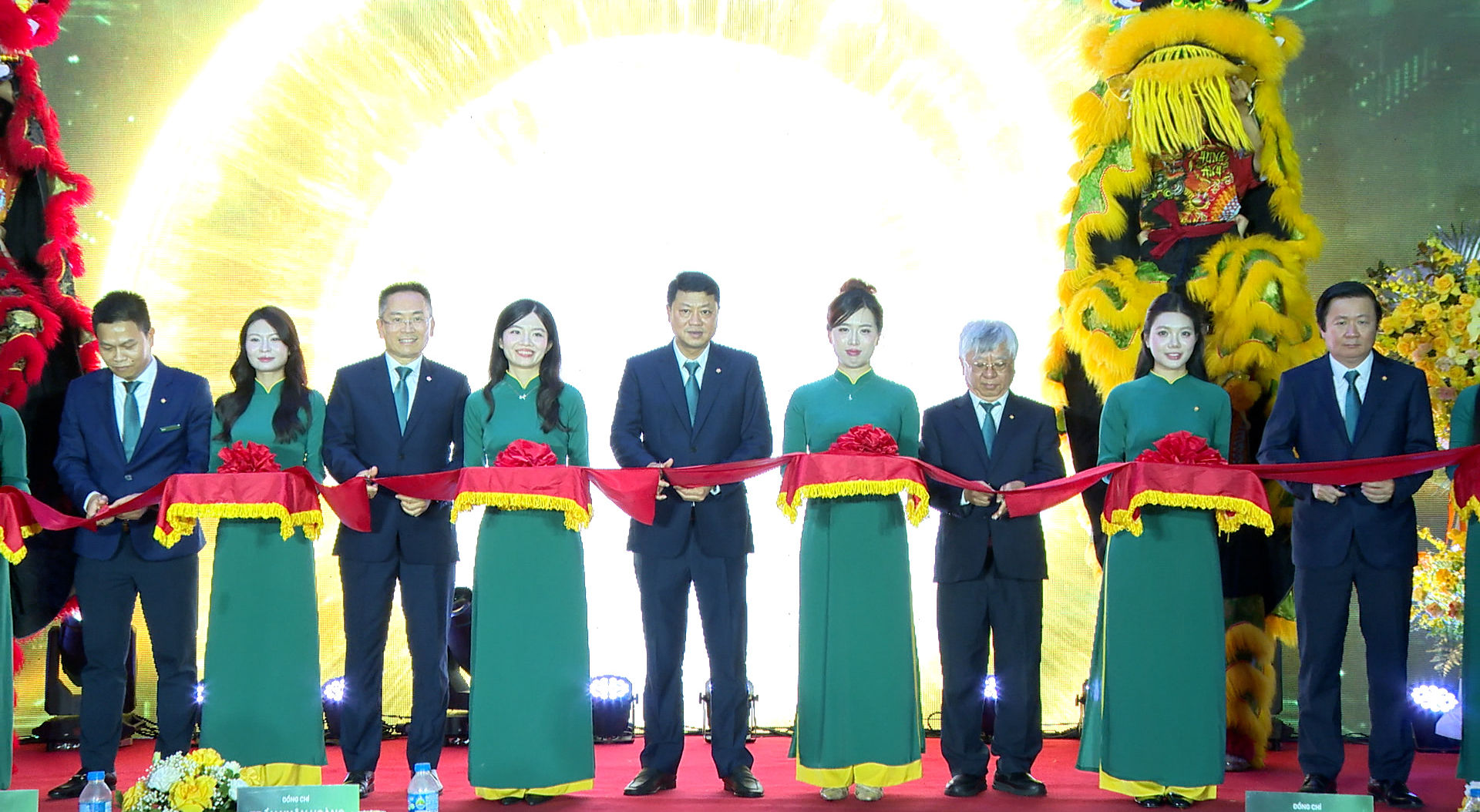 Các đồng chí lãnh đạo và đại biểu cắt băng khánh thành trụ sở BIDV chi nhánh Bắc Hà