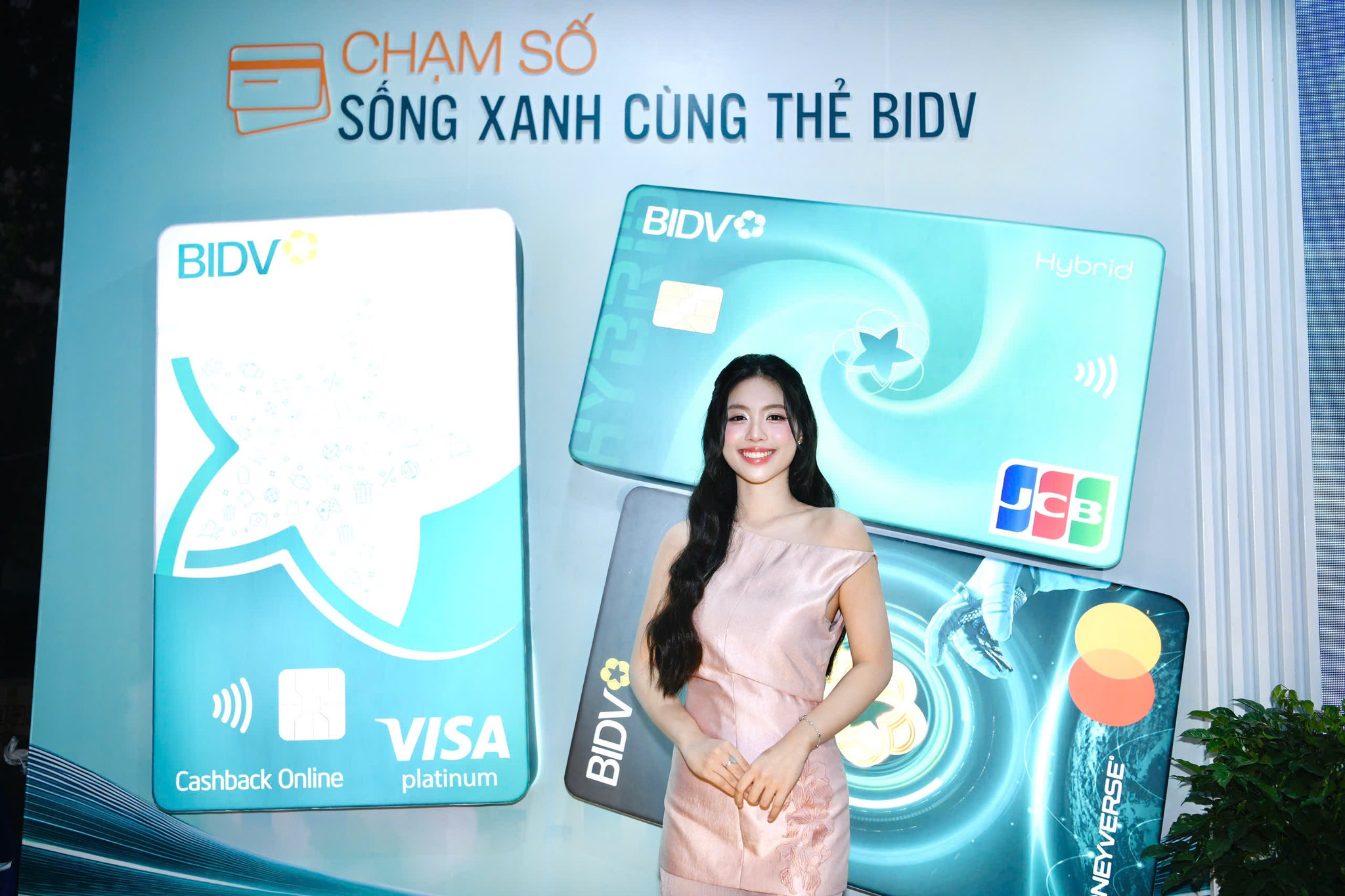 Á hậu Trần Ngọc Châu Anh tại gian hàng BIDV