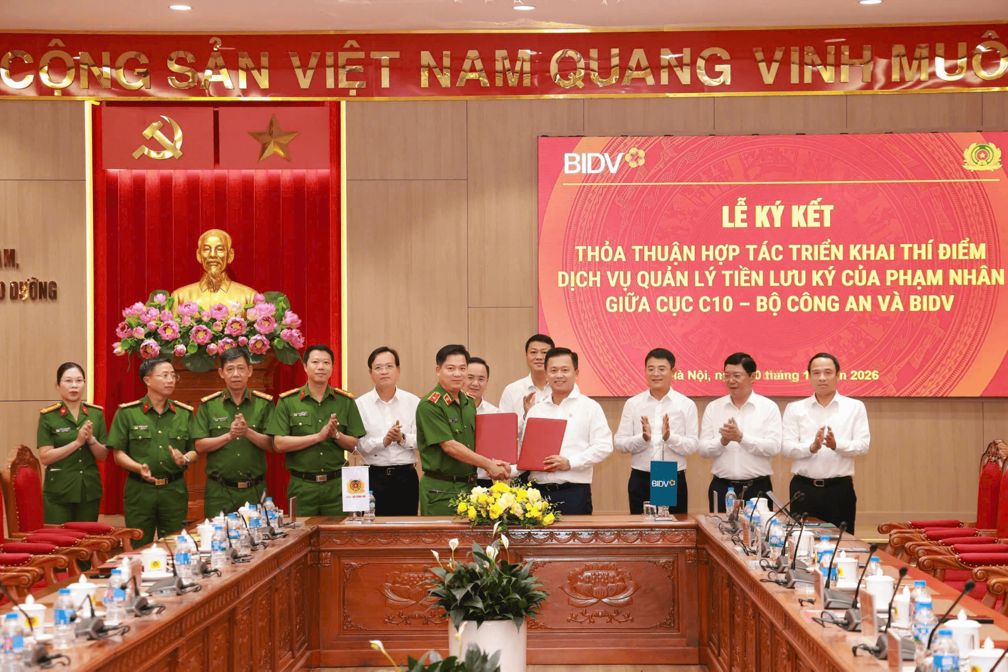 Thiếu tướng Nguyễn Thanh Trường - Cục trưởng Cục C10 và Ông Hoàng Việt Hùng – Tổng giám đốc BIDV ký kết Thoả thuận hợp tác