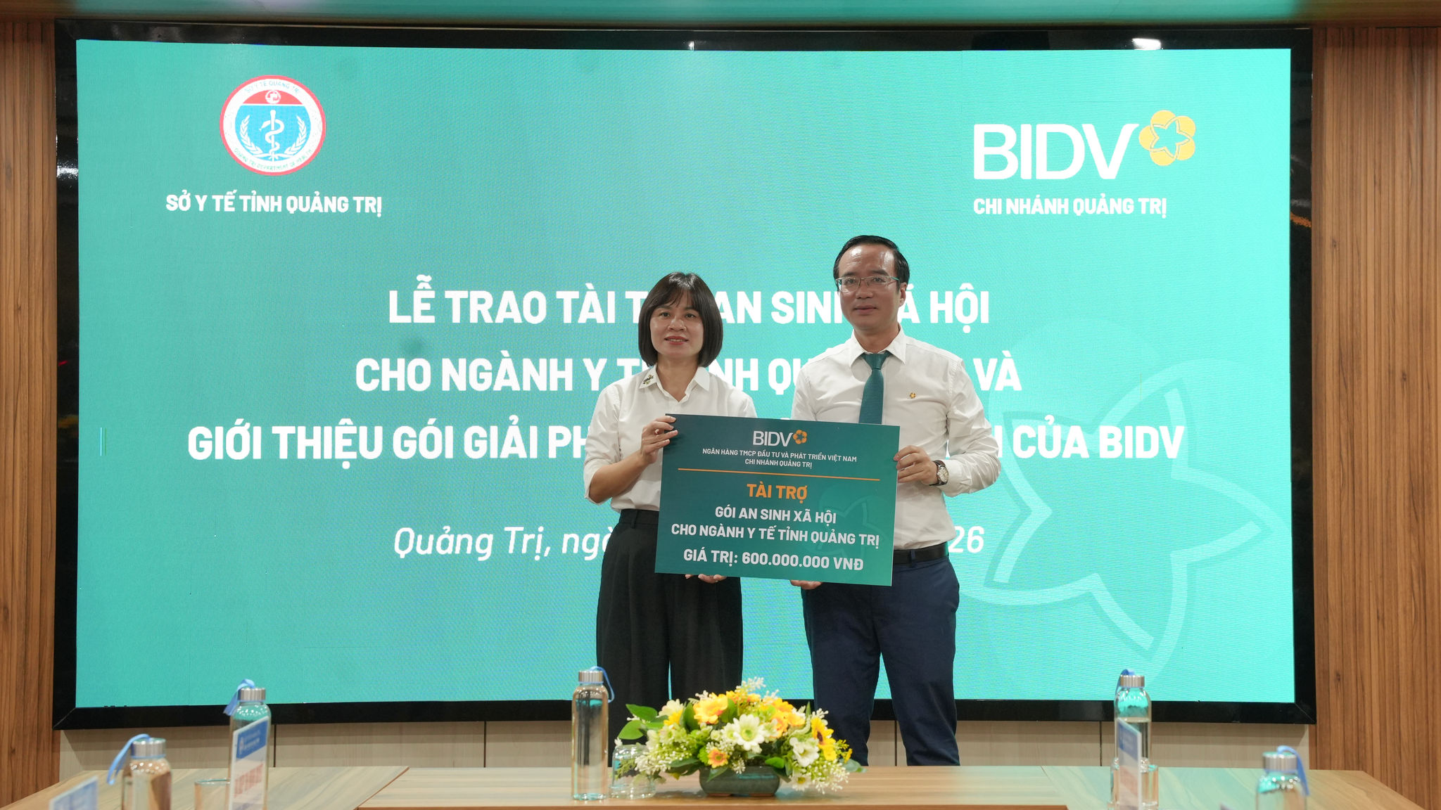 Giám đốc BIDV Chi nhánh Quảng Trị và Giám đốc Sở Y tế tỉnh Quảng Trị tại lễ bàn giao