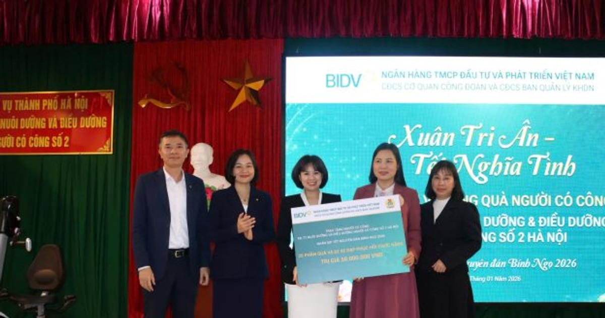 Đoàn công tác BIDV tặng quà tại Trung tâm Nuôi dưỡng và Điều dưỡng người có công số 2 Hà Nội