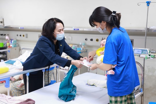 Gieo mầm yêu thương: BIDV thăm tặng quà Viện Nhi Trung ương