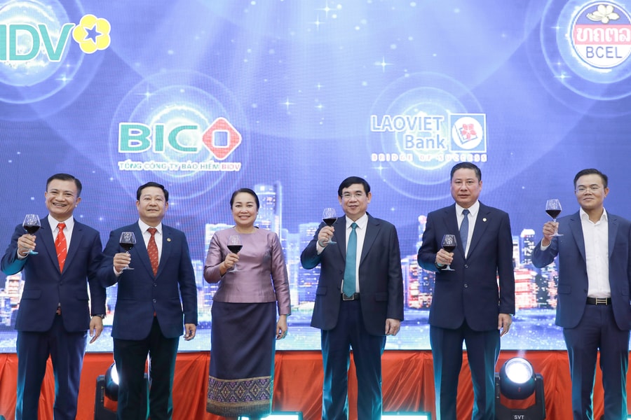 Bảo hiểm Lào - Việt: 15 năm phát triển vươn xa trên đất nước Triệu Voi