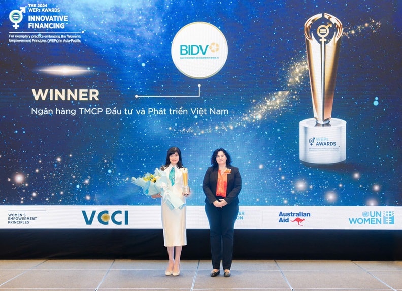 Ngân hàng Việt Nam đầu tiên nhận giải thưởng “Đầu tư sáng tạo bình đẳng giới” Ngân hàng Việt Nam đầu tiên nhận giải thưởng “Đầu tư sáng tạo bình đẳng giới”
