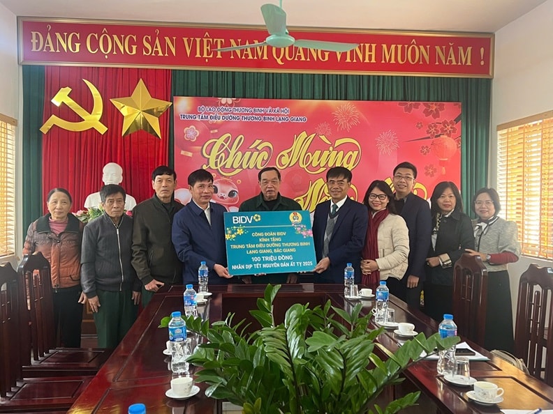 BIDV dành 20 tỷ đồng tặng quà Tết đến người nghèo BIDV dành 20 tỷ đồng tặng quà Tết đến người nghèo