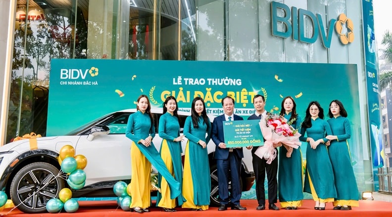 BIDV awards VND850-million electric car to lucky customer