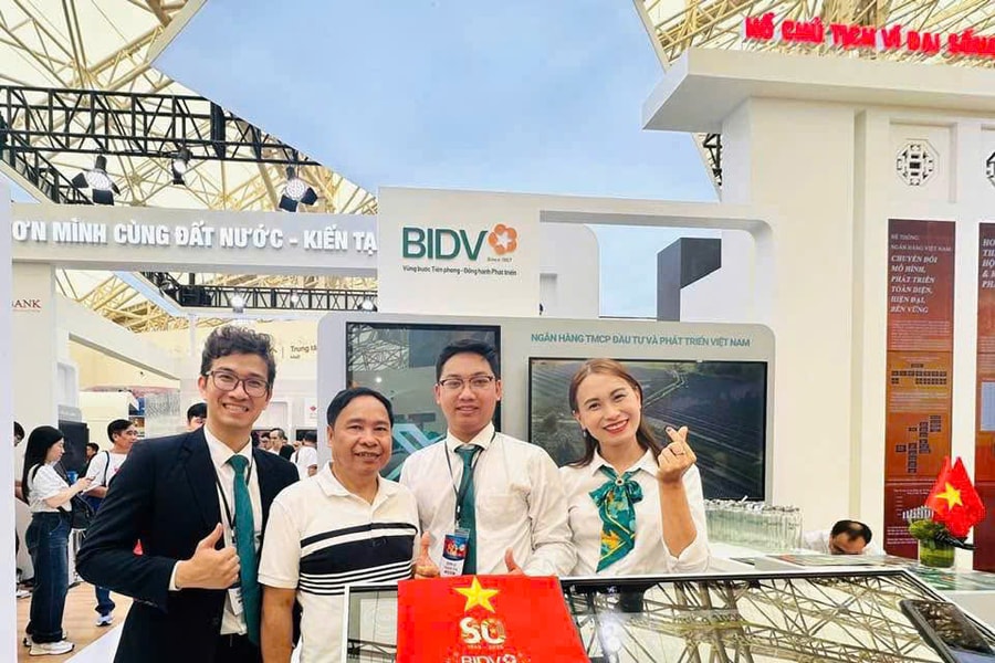 BIDV 부스에는 80년 국정성과 전시회에 약 1만 명의 관람객이 방문했습니다. BIDV 부스에는 80년 국정성과 전시회에 약 1만 명의 관람객이 방문했습니다.