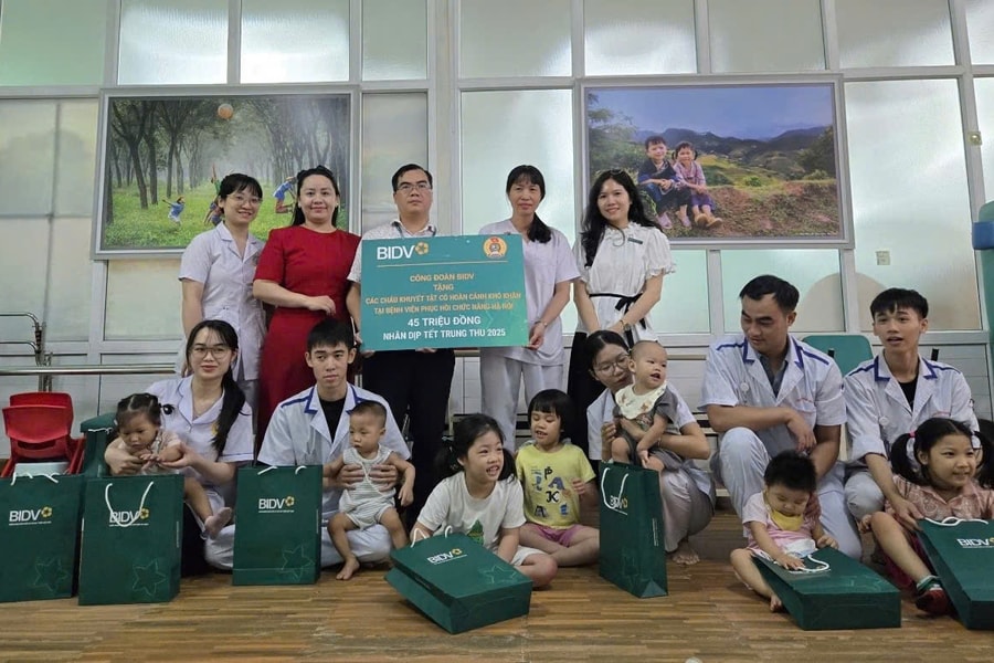 Trung thu yêu thương cho trẻ em Bệnh viện Phục hồi chức năng Hà Nội