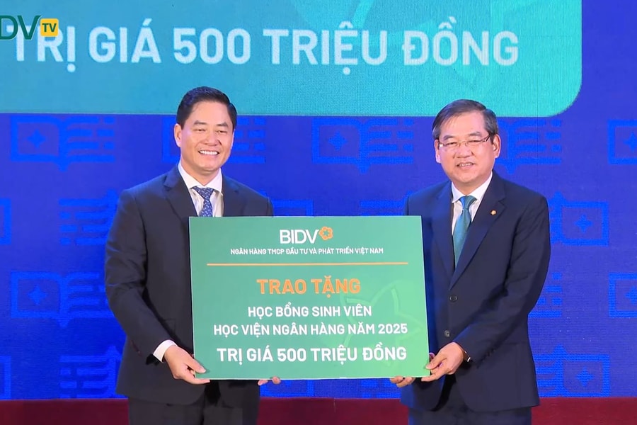 BIDV trao học bổng tặng sinh viên Học viện Ngân hàng