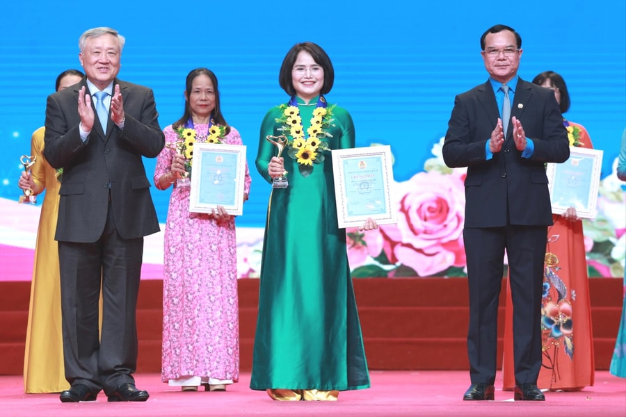 Nữ cán bộ ngân hàng đầu tiên được vinh danh "Nữ đoàn viên công đoàn năng động, sáng tạo, trách nhiệm"