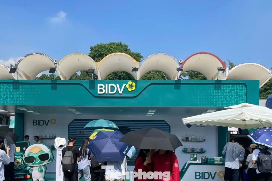 Thousands of students experience BIDV booth at Song Festival