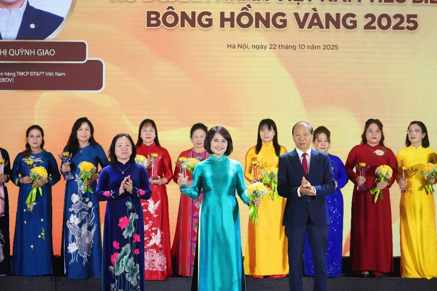 BIDV 부총괄 이사가 "골든 로즈 2025" 칭호를 수상했습니다.