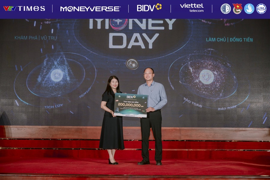 Learning to protect justice, Hanoi Law students also learn how to protect their wallets.