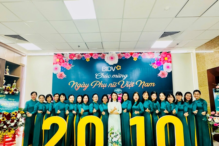 Continue the story “WOWbank”