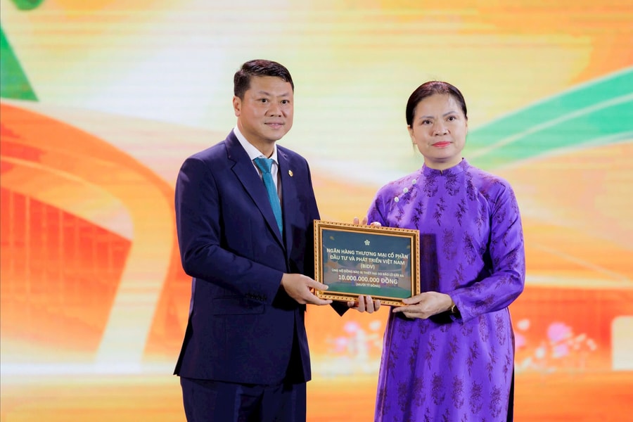 BIDV trao 10 tỷ đồng hỗ trợ đồng bào vùng bị ảnh hưởng lũ lụt