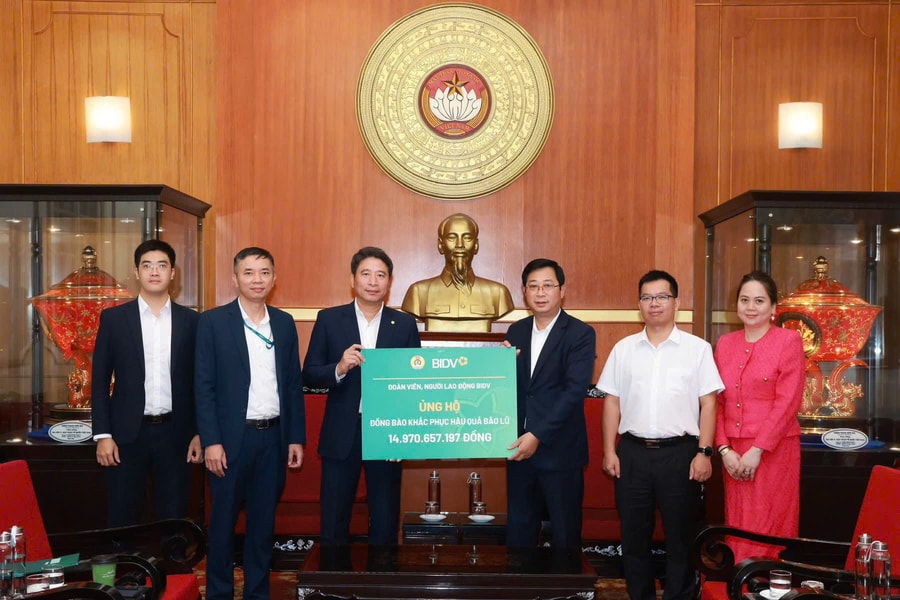 BIDV join hands to support people in flood-hit areas with 21.7 billion VND