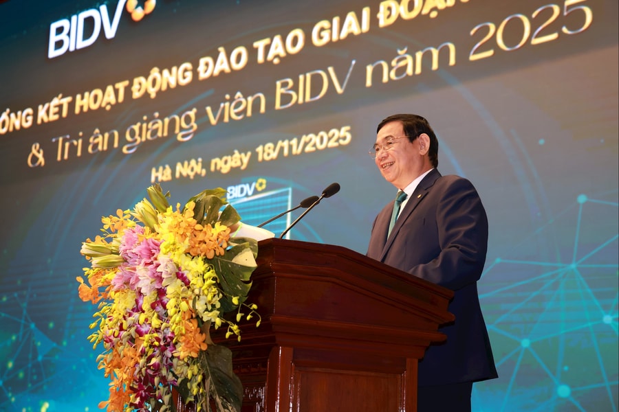 BIDV Summary of training activities to honor outstanding lecturers