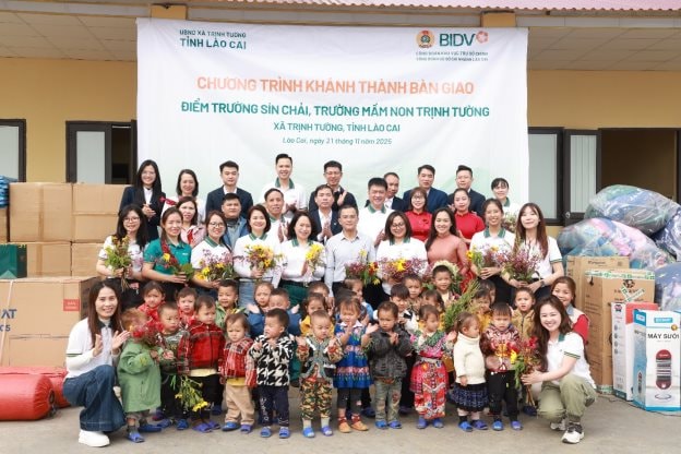 Trao tặng công trình nhà lớp học Sín Chải, ươm mầm ước mơ xanh