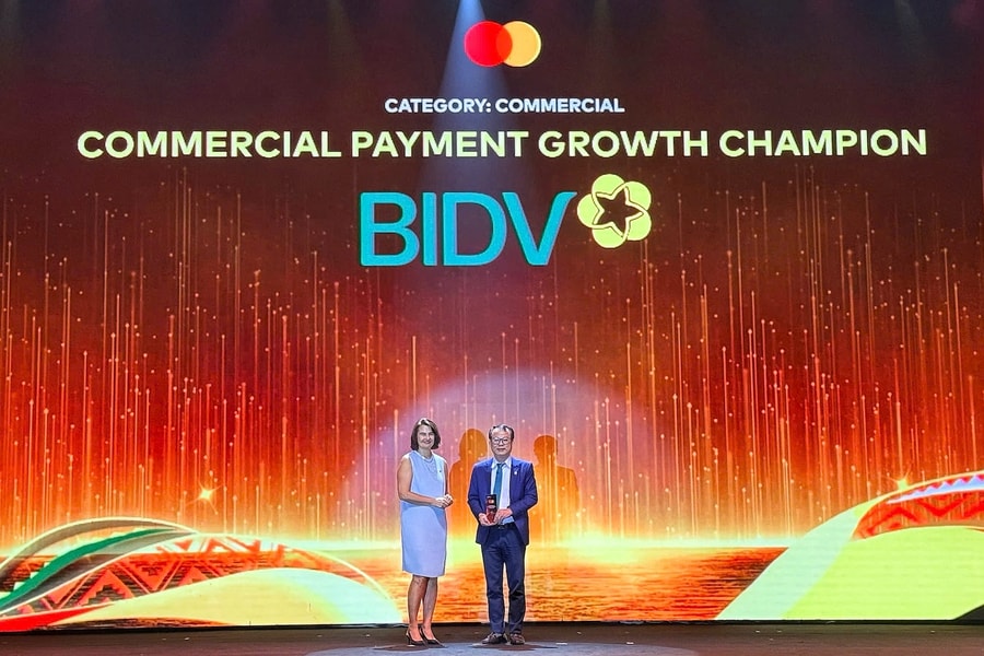 BIDV consecutively received international awards for Corporate Cards