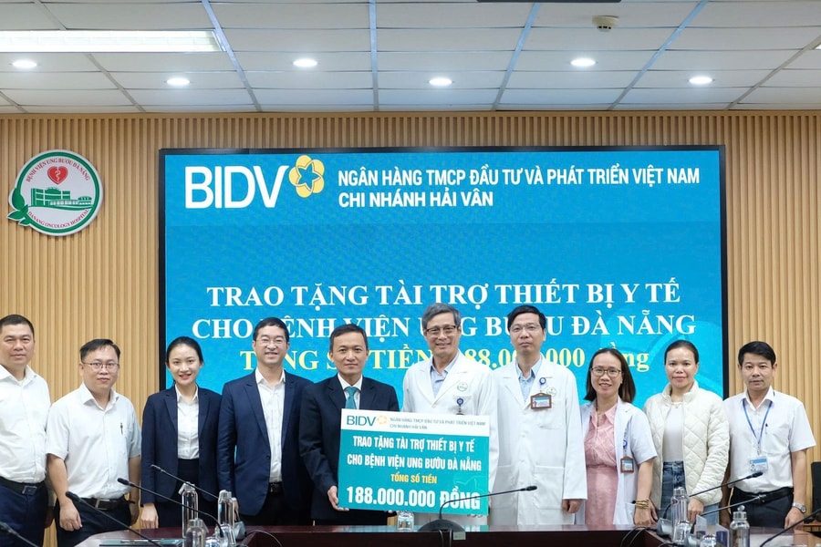 BIDV Hai Van donates medical equipment to Da Nang Cancer Hospital