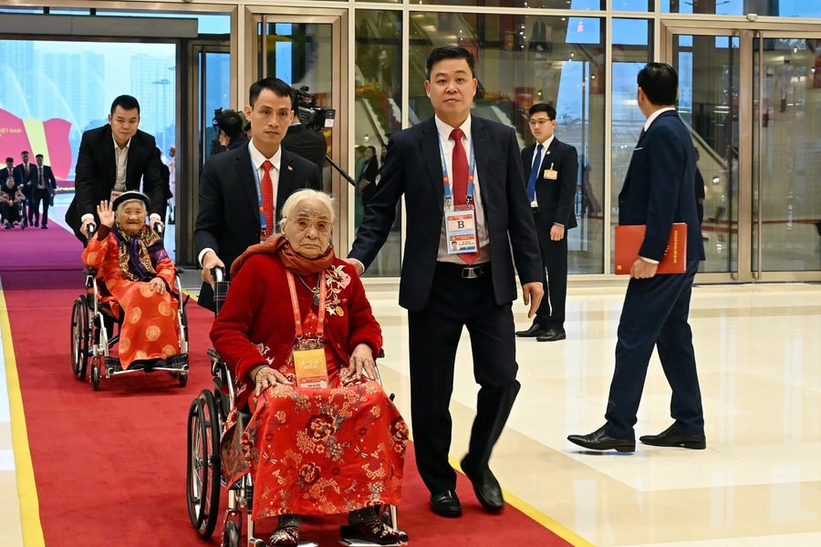 Các đại biểu đến dự lễ khai mạc Đại hội XIV của Đảng