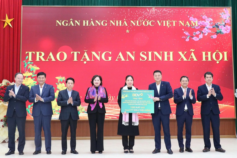 BIDV đồng hành cùng ngành ngân hàng trao tặng quà Tết tới đồng bào nghèo tỉnh Sơn La